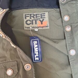 Freecity army green jacket with hood, two pockets, cotton, lite material
